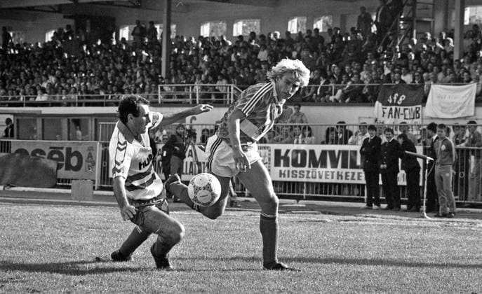 05 10 88 FC Tatabanya VfB Stuttgart Hungary, Tatabanya, 05 10 1988, Soccer, UEFA Cup, Season 1988 1989, FC Tatabanya VfB Stuttgart 2 1 v l Karoly Csapo FC Tatabanya , Jürgen Klinsmann VfB Stuttgart