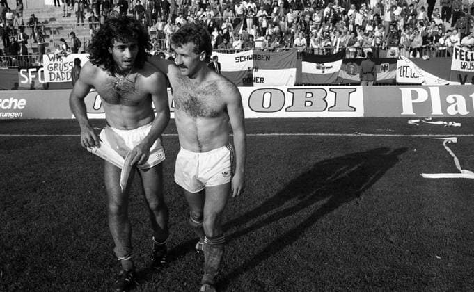 05 10 88 FC Tatabanya VfB Stuttgart Hungary, Tatabanya, 05 10 1988, Soccer, UEFA Cup, Season 1988 1989, FC Tatabanya VfB Stuttgart 2 1 v l Maurizio Gaudino, Fritz Walter both VfB Stuttgart