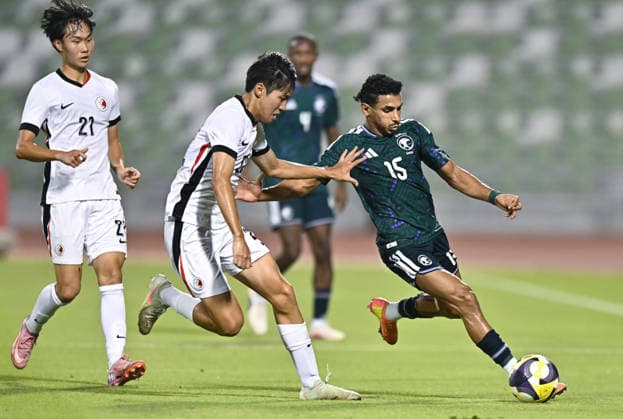 Saudi Arabia Vs Hong Kong, China in Doha - 31 Aug 2026 Abdulrazaq Awaji (R) of Saudi Arabia and Jim Ho Chun (C) of Hong Kong, China seen in action during the AFC U20 Asian Cup China 2027 Qualifiers match between Saudi Arabia and Hong Kong, China at Hamad Bin Khalifa Stadium. Final score; Saudi Arabia 2 : 0 Hong Kong, China. Doha Qatar Copyright: xNoushadxVariyattiyakkalx xSOPAxImagesx NVRITYAKAL 21-31-08-26