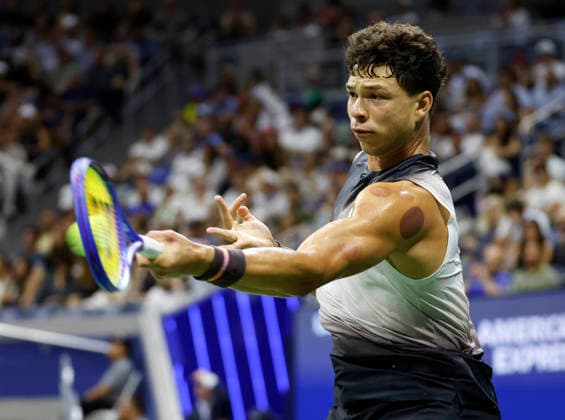 Ben Shelton returns a ball to Tallon Griekspoor of the Netherlands in the third set of their first round match in Arthur Ashe Stadium at the 2026 US Open Tennis Championship at the USTA Billie Jean King National Tennis Center in New York City on Monday, August 31, 2026. .  NYP20260831132 JOHNxANGELILLO