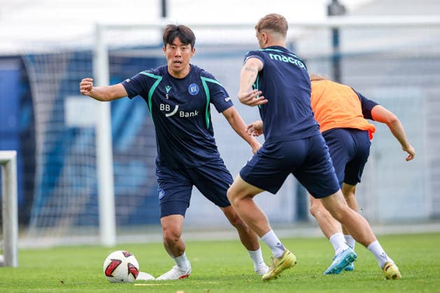 31.08.2026, Fußball, Training Karlsruher SC, 2. Fußball-Bundesliga, Trainingsplatz am BBBank Wildpark in Karlsruhe, Saison 2026 2027: Hyeok-kyu Kwon (KSC 05) im Zweikampf gegen Noel Eichinger (KSC 11) DFB regulations prohibit any use of photographs as image sequences and or quasi-video. Baden-Württemberg Deutschland *** August 31, 2026, Soccer, Karlsruher SC practice, 2. Bundesliga, Training field at BBBank Wildpark in Karlsruhe, 2026–2027 season: Hyeok Kyu Kwon (KSC 05) in a tackle against Noel Eichinger (KSC 11). DFB regulations prohibit any use of photographs as image sequences and or quasi-video. Baden-Württemberg, Germany