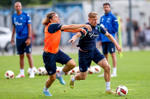 31.08.2026, Fußball, Training Karlsruher SC, 2. Fußball-Bundesliga, Trainingsplatz am BBBank Wildpark in Karlsruhe, Saison 2026 2027: Tim Civeja (KSC 23) im Zweikampf gegen Noel Eichinger (KSC 11) DFB regulations prohibit any use of photographs as image sequences and or quasi-video. Baden-Württemberg Deutschland *** August 31, 2026, Soccer, Karlsruher SC Practice, 2. Bundesliga, Training Field at BBBank Wildpark in Karlsruhe, 2026–2027 season: Tim Civeja (KSC 23) in a tackle against Noel Eichinger (KSC 11). DFB regulations prohibit any use of photographs as image sequences and or quasi-video. Baden-Württemberg, Germany