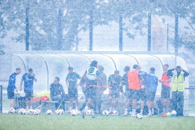 31.08.2026, Fußball, Training Karlsruher SC, 2. Fußball-Bundesliga, Trainingsplatz am BBBank Wildpark in Karlsruhe, Saison 2026 2027: Einsetzender Regen Starkregen Gewitter mit Blitzen und Donner führt zum Abbruch des Trainings. Die Spieler bringen sich vor dem einsetzenden Unwetter in Sicherheit. DFB regulations prohibit any use of photographs as image sequences and or quasi-video. Baden-Württemberg Deutschland *** August 31, 2026, Soccer, Karlsruher SC Practice, 2. Bundesliga, Training Field at BBBank Wildpark in Karlsruhe, 2026–2027 Season: Setting in rain, heavy rain, and a thunderstorm with lightning and thunder lead to the cancellation of training. The players seek shelter before the storm hits. DFB regulations prohibit any use of photographs as image sequences and or quasi-video. Baden-Württemberg, Germany