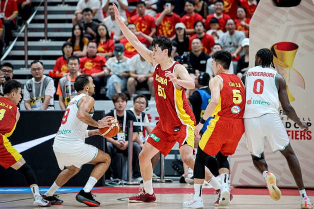 (260901) -- ZHUJI, Sept. 1, 2026 -- Yang Hansen (C) of China defends Sergio El Darwich (4th R) of Lebanon during the Second Round Group F match between China and Lebanon at the 2027 FIBA Basketball World Cup Asian Qualifiers in Zhuji, east China s Zhejiang Province, Aug. 31, 2026. (Photo by Xinhua) (SP)CHINA-ZHEJIANG-ZHUJI-BASKETBALL-FIBA WORLD CUP QUALIFIERS-CHINA VS LEBANON JiangxLiben 