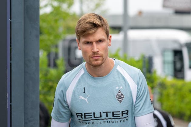 Moritz Nicolas (Borussia Moenchengladbach, 01) kommt auf den Trainingsplatz. Oeffentliches Training Borussia Moenchengladbach, Fussball, Bundesliga, Saison 2026 2027, 01.09.2026 oeffentliches Training Borussia Moenchengladbach, Fussball, Bundesliga, Saison 2026 2027, 01.09.2026 Moenchengladbach *** Moritz Nicolas, Borussia Mönchengladbach, arrives at the training field on September 1, 2026. Open training session: Borussia Mönchengladbach, soccer, Bundesliga, 2026–2027 season, September 1, 2026, Borussia Mönchengladbach public training session, soccer, Bundesliga, 2026–2027 season, September 1, 2026, Mönchengladbach Copyright: xEibner-Pressefoto ThomasxHaeslerx EP_THR