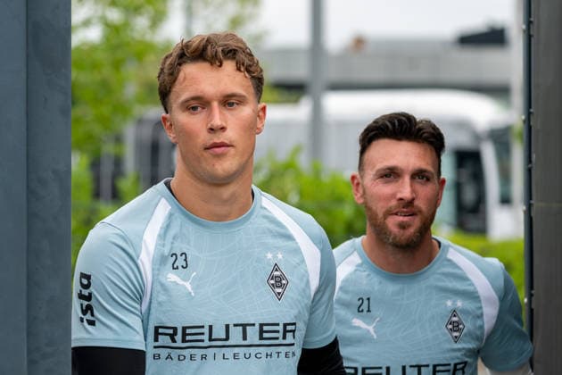 Jan Olchowsky (Borussia Moenchengladbach, 23) und Tobias Sippel (Borussia Moenchengladbach, 21) kommen auf den Platz. Oeffentliches Training Borussia Moenchengladbach, Fussball, Bundesliga, Saison 2026 2027, 01.09.2026 oeffentliches Training Borussia Moenchengladbach, Fussball, Bundesliga, Saison 2026 2027, 01.09.2026 Moenchengladbach *** Jan Olchowsky of Borussia Mönchengladbach, 23, and Tobias Sippel of Borussia Mönchengladbach, 21, take the field. Open practice: Borussia Mönchengladbach, soccer, Bundesliga, 2026–2027 season, September 1, 2026, Borussia Mönchengladbach open practice, soccer, Bundesliga, 2026–2027 season, September 1, 2026, Mönchengladbach Copyright: xEibner-Pressefoto ThomasxHaeslerx EP_THR