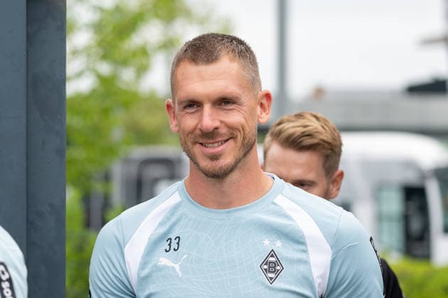 Ein gut gelaunter Daniel Batz (Borussia Moenchengladbach. 33) kommt auf den Platz. Oeffentliches Training Borussia Moenchengladbach, Fussball, Bundesliga, Saison 2026 2027, 01.09.2026 oeffentliches Training Borussia Moenchengladbach, Fussball, Bundesliga, Saison 2026 2027, 01.09.2026 Moenchengladbach *** A cheerful Daniel Batz (Borussia Mönchengladbach, No. 33) takes the field. Borussia Mönchengladbach open practice, soccer, Bundesliga, 2026–2027 season, September 1, 2026: Borussia Mönchengladbach public training session, soccer, Bundesliga, 2026–2027 season, September 1, 2026, Mönchengladbach Copyright: xEibner-Pressefoto ThomasxHaeslerx EP_THR
