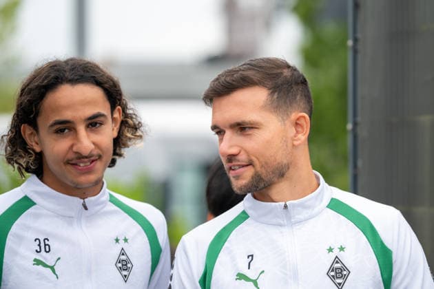 Wael Mohya (Borussia Moenchengladbach, 36) und Kevin Stoeger (Borussia Moenchengladbach, 07) kommen auf den Platz. Oeffentliches Training Borussia Moenchengladbach, Fussball, Bundesliga, Saison 2026 2027, 01.09.2026 oeffentliches Training Borussia Moenchengladbach, Fussball, Bundesliga, Saison 2026 2027, 01.09.2026 Moenchengladbach *** Wael Mohya (Borussia Mönchengladbach), 36, and Kevin Stoeger (Borussia Mönchengladbach), 07, take the field. Borussia Mönchengladbach public training session, soccer, Bundesliga, 2026–2027 season, September 1, 2026, Borussia Mönchengladbach open practice, soccer, Bundesliga, 2026–2027 season, September 1, 2026, Mönchengladbach Copyright: xEibner-Pressefoto ThomasxHaeslerx EP_THR