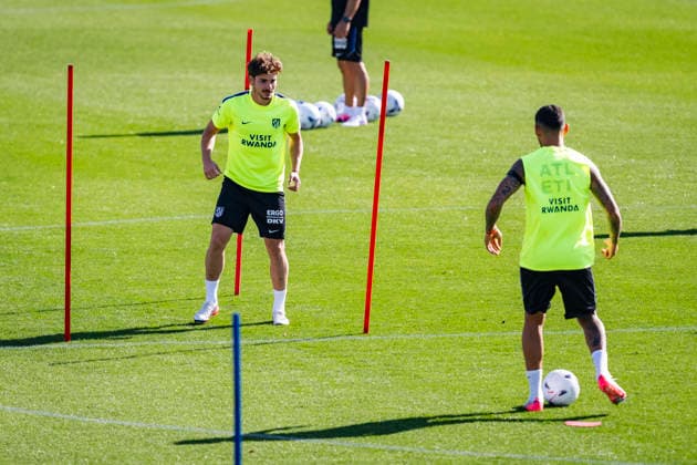 Atletico de Madrid Training Session Julian Alvarez of Atletico de Madrid (L) is seen training with Cuti Romero of Atletico de Madrid (R) during the training session at Atletico de Madrid Training Complex in Madrid, Spain, on September 01, 2026. Madrid Atletico de Madrid Training Complex Madrid Spain Copyright: xAlbertoxGardinx AGardin_20260901_Foot_Atl_Tra_00020