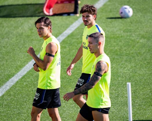 Atletico de Madrid Training Session Julian Alvarez of Atletico de Madrid (C) is seen training with his teammates (from L to R) Arnau Ortiz, Alejandro Grimaldo during the training session at Atletico de Madrid Training Complex in Madrid, Spain, on September 01, 2026. Madrid Atletico de Madrid Training Complex Madrid Spain Copyright: xAlbertoxGardinx AGardin_20260901_Foot_Atl_Tra_00007