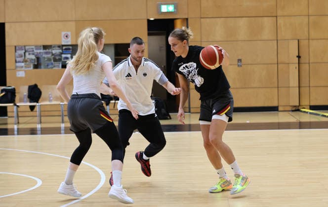 Frieda Bühner, Co Trainer Parker Lovett, Leonie Fiebich am Ball Training zur Vorbereitung auf die Weltmeisterschaft WM Basketball DBB Nationalmannschaft Frauen Saison 2026 2027 01.09.2026 Deutschland GER *** Frieda Bühner, Assistant Coach Parker Lovett, and Leonie Fiebich on the ball during training in preparation for the World Championship. World Championship, Sports, Basketball, DBB Women s National Team, 2026–2027 Season, January 9, 2026, Germany (GER)