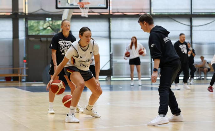 Britta Daub on the ball; National Team Coach Olaf Lange leads a training session in preparation for the World Championship; World Championship; Sports; Basketball; DBB; Women s National Team; 2026–2027 Season; January 9, 2026; Germany (GER)