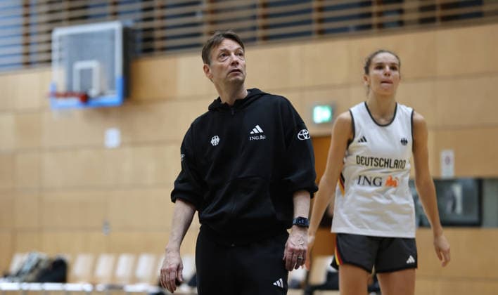 National Team Coach Olaf Lange, Clara Bielefeld: Upper-Body Training Session in Preparation for the World Championship, World Championship, Sports, Basketball, DBB Women s National Team, 2026–2027 Season, January 9, 2026, Germany (GER)