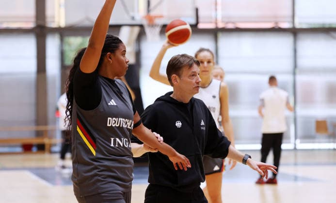 CORRECTION: Nyara Sabally, National Team Coach Olaf Lange, Upper Body Training in Preparation for the World Championship, World Championship, Sports, Basketball, DBB Women s National Team, 2026–2027 Season, January 9, 2026, Germany, GER