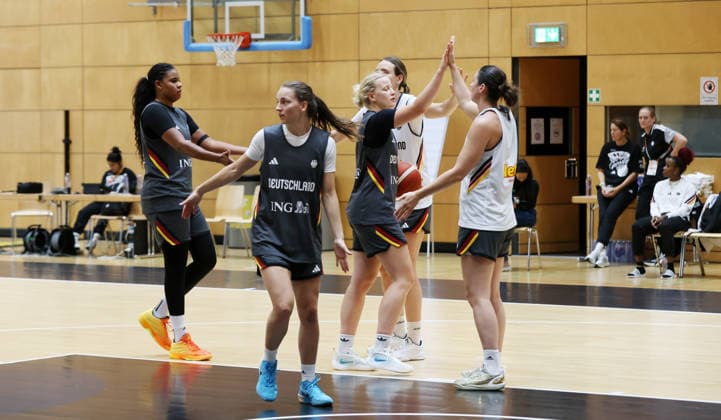 Alexis Peterson Smalls, Britta Daub, Emma Eichmeyer, and Clara Bielefeld high-fiving during practice in preparation for the World Championship, WM, Sports, Basketball, DBB Women s National Team, 2026–2027 Season, January 9, 2026, Germany (GER)