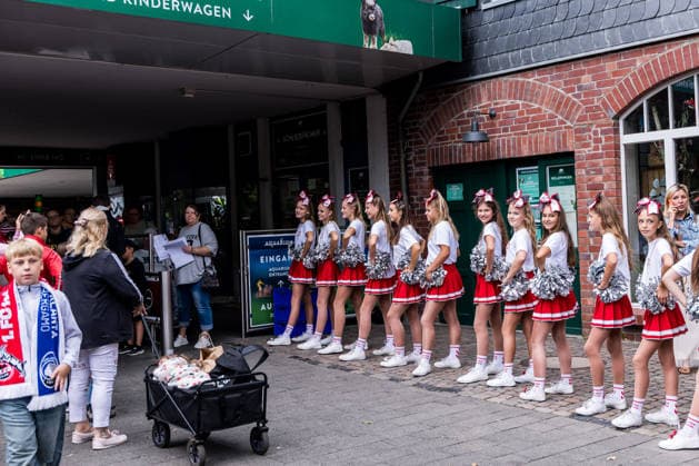 FC Cologne Zoo Day, September 1, 2026, Cologne, Germany, September 1: The 1. FC Cologne children’s cheerleading squad forms a guard of honor to welcome the young fans during the FC Cologne Zoo Day on September 1, 2026, at the Cologne Zoo, Cologne Copyright: xBEAUTIFULxSPORTS Wunderlx