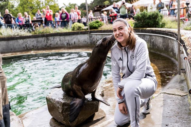 FC Köln Zootag; 01.09.2026 KÖLN, DEUTSCHLAND - SEPTEMBER 01: Laureta Elmazi (1. FC Köln, 26) bekommt während der Seelöwen Show ein Küsschen während dem FC Zootag am 01. September 2026 im Kölner Zoo, Köln. *** FC Cologne Zoo Day September 1, 2026 COLOGNE, GERMANY SEPTEMBER 1 Laureta Elmazi, 26, of FC Cologne, gets a kiss during the sea lion show at the FC Cologne Zoo Day on September 1, 2026, at the Cologne Zoo, Cologne Copyright: xBEAUTIFULxSPORTS Wunderlx
