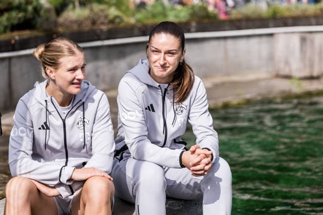 FC Cologne Zoo Day, September 1, 2026, Cologne, GERMANY SEPTEMBER 1 Anna Lena Stolze (FC Cologne, 7) and Laureta Elmazi (FC Cologne, 26) during the sea lion show at the FC Cologne Zoo Day on September 1, 2026, at the Cologne Zoo, Cologne Copyright: xBEAUTIFULxSPORTS Wunderlx