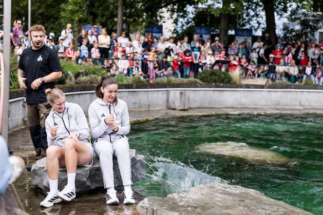 FC Cologne Zoo Day, September 1, 2026, Cologne, GERMANY SEPTEMBER 1 Anna Lena Stolze (1 FC Cologne, 7) and Laureta Elmazi (1 FC Cologne, 26) during the sea lion show at the FC Cologne Zoo Day on September 1, 2026, at the Cologne Zoo, Cologne Copyright: xBEAUTIFULxSPORTS Wunderlx