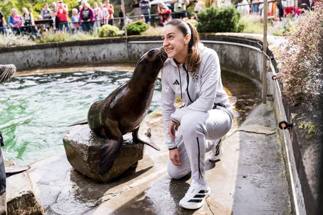 FC Cologne Zoo Day, September 1, 2026, Cologne, GERMANY SEPTEMBER 1 Laureta Elmazi, 26, of 1 FC Köln, gets a kiss during the sea lion show at the FC Zoo Day on September 1, 2026, at the Cologne Zoo, Cologne Copyright: xBEAUTIFULxSPORTS Wunderlx