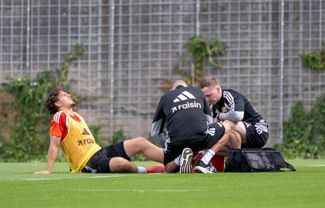 Fußball, Herren, Saison 2026 2027, 1. Bundesliga, 1. FC Union Berlin, Training auf Trainingsplatz II, v. l. Verletzung Duje Sliskovic (U19, 1. FC Union Berlin), Leitender Physiotherapeut Sven Kuhlbrodt (1. FC Union), Physiotherapeut Marcel Möller (1. FC Union), 01.09.2026, *** Soccer, Men s, 2026–2027 Season, Bundesliga 1, 1. FC Union Berlin, Training on Training Field II, from left: Duje Sliskovic (U19) with an injury, 1. FC Union Berlin, Head Physical Therapist Sven Kuhlbrodt (1. FC Union), Physical Therapist Marcel Möller (1. FC Union), September 1, 2026, Copyright: xMatthiasxKochx