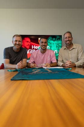 01.09.2026, GER, Fussball, Herren, FC Augsburg, Bundesliga, Unterschrift, FCA, Arijon Ibrahimovic, FCA-Neuzugang Arijon Ibrahimovic mit Sportdirektor Benni Weber (l.) und Geschäftsführer Michael Ströll (r.) Augsburg *** September 1, 2026, GER, Soccer, Men s, FC Augsburg, Bundesliga, Signing, FCA, Arijon Ibrahimovic, FCA new signing Arijon Ibrahimovic with sporting director Benni Weber (left) and managing director Michael Ströll (right), Augsburg