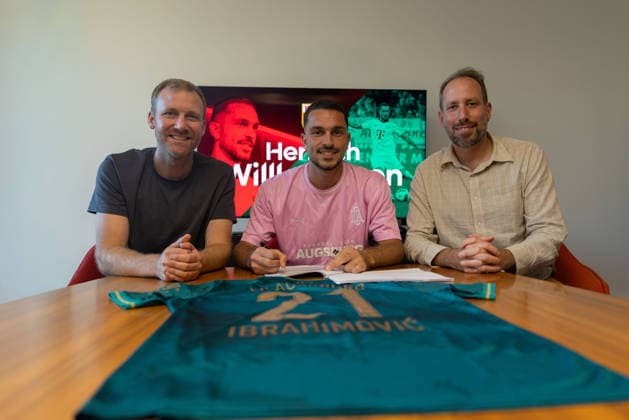 01.09.2026, GER, Fussball, Herren, FC Augsburg, Bundesliga, Unterschrift, FCA, Arijon Ibrahimovic, FCA-Neuzugang Arijon Ibrahimovic mit Sportdirektor Benni Weber (l.) und Geschäftsführer Michael Ströll (r.) Augsburg *** September 1, 2026, GER, Soccer, Men s, FC Augsburg, Bundesliga, Signing, FCA, Arijon Ibrahimovic, FCA new signing Arijon Ibrahimovic with sporting director Benni Weber (left) and managing director Michael Ströll (right), Augsburg