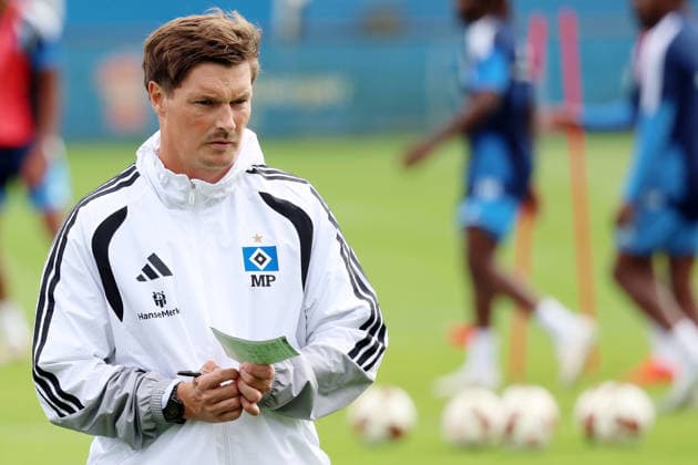 01.09.2026, xrekx, Fussball 1.Bundesliga, Hamburger SV - Training v.l. Merlin Polzin Trainer (Hamburger SV) macht Notizen Hamburg *** September 1, 2026, xrekx, Soccer, Bundesliga 1, Hamburger SV Practice: Merlin Polzin, Hamburger SV Coach, Takes Notes in Hamburg