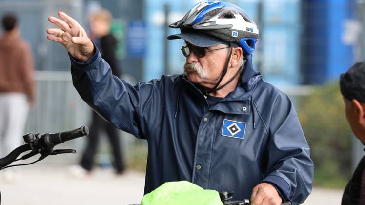 01.09.2026, xrekx, Fussball 1.Bundesliga, Hamburger SV - Training v.l. HSV Kult-Fan Helm-Peter Hamburg *** September 1, 2026, xrekx, Soccer, Bundesliga 1, Hamburger SV Training, from HSV Cult Fan Helm Peter Hamburg