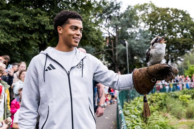 FC Köln Zootag; 01.09.2026 KÖLN, DEUTSCHLAND - SEPTEMBER 01: Jahmai Simpson-Pusey (1. FC Koeln, 22) mit dem Lachenden Hans Hennes während dem FC Zootag am 01. September 2026 im Kölner Zoo, Köln. *** FC Cologne Zoo Day, September 1, 2026, Cologne, GERMANY SEPTEMBER 1 Jahmai Simpson Pusey 1 FC Cologne, 22, with the Laughing Hans Hennes during FC Zoo Day on September 1, 2026, at the Cologne Zoo, Cologne Copyright: xBEAUTIFULxSPORTS Wunderlx