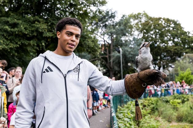 FC Köln Zootag; 01.09.2026 KÖLN, DEUTSCHLAND - SEPTEMBER 01: Jahmai Simpson-Pusey (1. FC Koeln, 22) mit dem Lachenden Hans Hennes während dem FC Zootag am 01. September 2026 im Kölner Zoo, Köln. *** FC Cologne Zoo Day, September 1, 2026, Cologne, GERMANY SEPTEMBER 1 Jahmai Simpson Pusey 1 FC Cologne, 22, with the Laughing Hans Hennes during FC Zoo Day on September 1, 2026, at the Cologne Zoo, Cologne Copyright: xBEAUTIFULxSPORTS Wunderlx