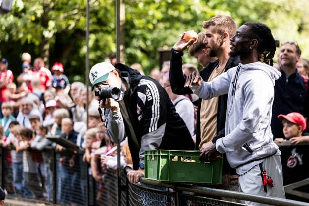 FC Köln Zootag; 01.09.2026 KÖLN, DEUTSCHLAND - SEPTEMBER 01: xGideon Mensah (1. FC Koeln, 14) füttert die Pavianex während dem FC Zootag am 01. September 2026 im Kölner Zoo, Köln. *** FC Cologne Zoo Day, September 1, 2026, Cologne, GERMANY SEPTEMBER 1 xGideon Mensah 1 FC Cologne, 14 feeds the baboons during FC Cologne Zoo Day on September 1, 2026, at the Cologne Zoo, Cologne Copyright: xBEAUTIFULxSPORTS Wunderlx