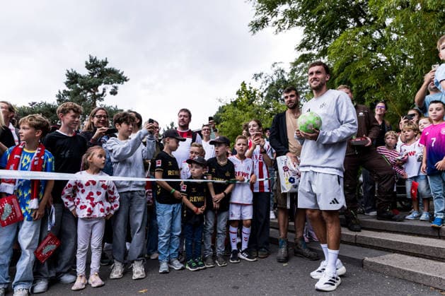 FC Köln Zootag; 01.09.2026 KÖLN, DEUTSCHLAND - SEPTEMBER 01: Luca Waldschmidt (1. FC Koeln, 7) schießt auf die Torwand im Löwengehege während dem FC Zootag am 01. September 2026 im Kölner Zoo, Köln. *** FC Cologne Zoo Day, September 1, 2026, Cologne, GERMANY SEPTEMBER 1 Luca Waldschmidt, No. 7 for FC Cologne, takes a shot at the goal wall in the lion enclosure during FC Zoo Day on September 1, 2026, at the Cologne Zoo, Cologne Copyright: xBEAUTIFULxSPORTS Wunderlx