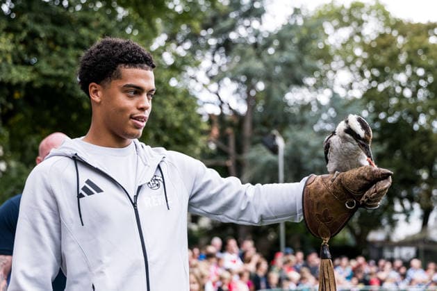 FC Köln Zootag; 01.09.2026 KÖLN, DEUTSCHLAND - SEPTEMBER 01: Jahmai Simpson-Pusey (1. FC Koeln, 22) mit dem Lachenden Hans Hennes während dem FC Zootag am 01. September 2026 im Kölner Zoo, Köln. *** FC Cologne Zoo Day, September 1, 2026, Cologne, GERMANY SEPTEMBER 1 Jahmai Simpson Pusey 1 FC Cologne, 22, with Hans Hennes the Laughing One during FC Zoo Day on September 1, 2026, at the Cologne Zoo, Cologne Copyright: xBEAUTIFULxSPORTS Wunderlx