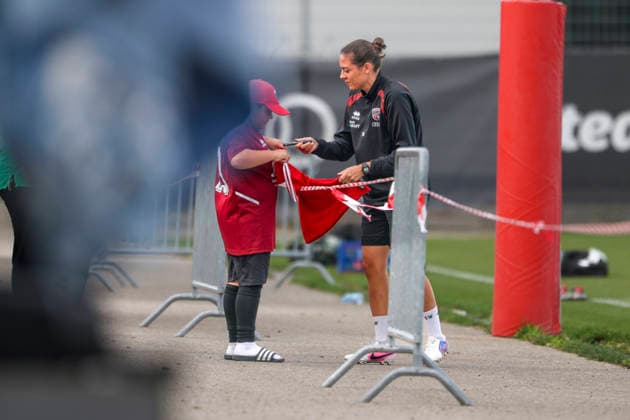Ingolstadt, Germany, September 1, 2026; 3. Liga 2026–2027; FC Ingolstadt 04; Training; Pictured: Coach Sabrina Wittmann; FCI signs autographs; Audi Sportpark Bayern training facility Copyright: xFotostandx xSchäferx