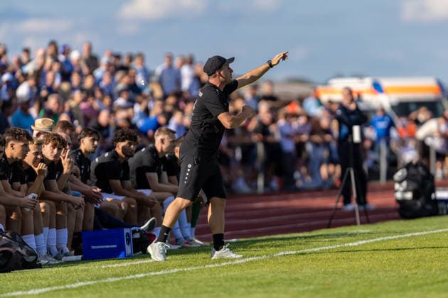 Chris Loser, TSGV Waldstetten, assistant coach, giving instructions with gestures and facial expressions, GER, TSGV Waldstetten vs. SV Kickers Stuttgart, soccer, Association Cup, DB Regio wfv Cup, men s division, round of 16, 2026–2027 season, September 1, 2026, DFL and DFB regulations prohibit any use of photographs as image sequences and or quasi-video, GER, TSGV Waldstetten vs. SV Kickers Stuttgart, soccer, Association Cup, DB Regio WfV Cup, men’s, Round of 16, 2026–2027 Season, September 1, 2026, Waldstetten Copyright: xEibner-Pressefoto JanixPlessx EP_JPL