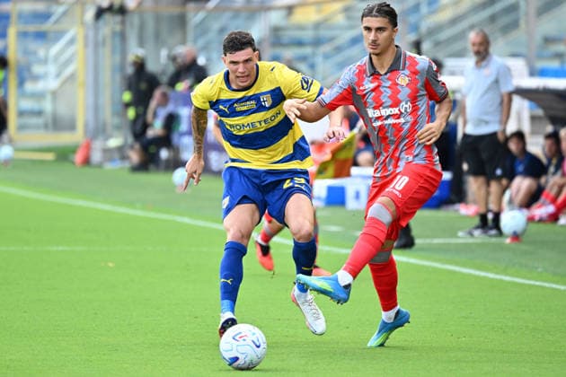 IPA88004658 - Adin Licina of US Cremonese, followed by Franco Carboni of Parma Calcio 1913, during the soccer match between Parma Calcio 1913 and US Cremonese, a Round of 16 match in the 2026 2027 Frecciarossa Italian Cup at Ennio Tardini Stadium on September 1, 2026, in Parma, Italy.  Copyright: xRobertoxTommasini IPAxSportx xx 88004658