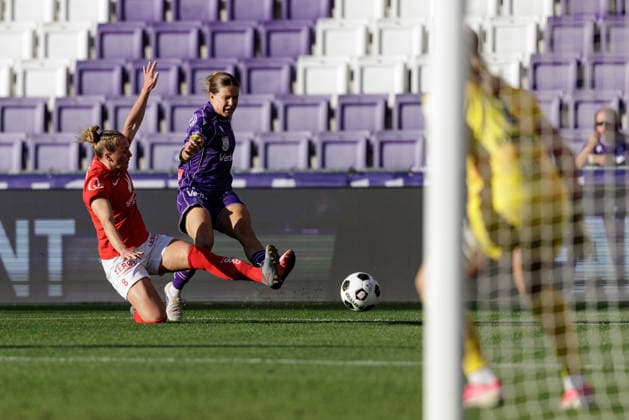 SOCCER - WCL, A.Wien vs Brann VIENNA,AUSTRIA,01.SEP.26 - SOCCER - UEFA Women s Champions League, qualification, FK Austria Wien vs SK Brann Bergen. Image shows Karoline Haugland (Brann), Patricia Pfanner (A.Wien) and Sunniva Skoglund (Brann).  GEPAxpictures xArminxRauthner
