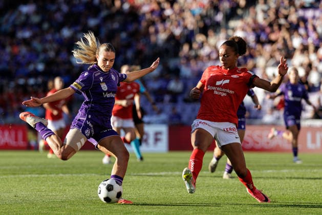 SOCCER - WCL, A.Wien vs Brann VIENNA,AUSTRIA,01.SEP.26 - SOCCER - UEFA Women s Champions League, qualification, FK Austria Wien vs SK Brann Bergen. Image shows Louise Schoeffel (A.Wien) and Josefine Birkelund (Brann).  GEPAxpictures xArminxRauthner