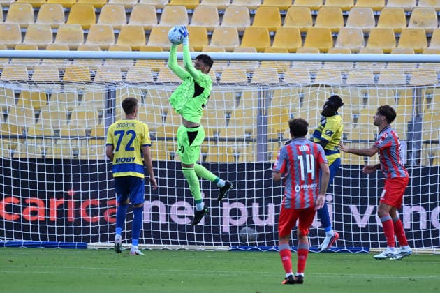 IPA88005056 - Franco Daffara of Parma Calcio 1913 controls the ball during the soccer match between Parma Calcio 1913 and US Cremonese, the Round of 16 of the 2026 2027 Frecciarossa Italian Cup, at Ennio Tardini Stadium on September 1, 2026 in Parma, Italy.  Copyright: xRobertoxTommasini IPAxSportx xx 88005056