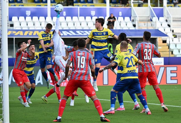 IPA88005346 - Federico Agazzi of US Cremonese controls the ball during the soccer match between Parma Calcio 1913 and US Cremonese, a Round of 16 match in the 2026 2027 Frecciarossa Italian Cup, at Ennio Tardini Stadium on September 1, 2026, in Parma, Italy.  Copyright: xRobertoxTommasini IPAxSportx xx 88005346