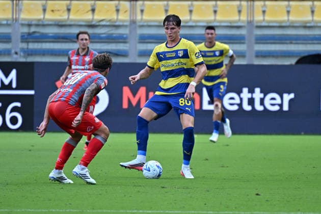 Parma Calcio v Cremonese - Coppa Italia Giovanni Fabbian of Parma Calcio 1913 carries the ball during the soccer match between Parma Calcio 1913 and US Cremonese, leg 16 of the Frecciarossa Italian Cup 2026 2027, at Ennio Tardini Stadium in Parma, Italy, on September 1, 2026. Parma Italy Italy  Copyright: xRobertoxTommasinix originalFilename:tommasini-parmacal260901_npgOL.jpg
