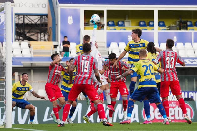 ParmaÕs Giovanni Fabbian fights for the ball with CremoneseÕs Federico Agazzi during the Round of 16 of Frecciarossa Italian Cup 2026 2027 match between Parma and Cremonese at Ennio Tardini Stadium - Soccer - Parma, Italy - Tuesday September 1, 2026  Copyright: xMassimoxPaolone LaPressex