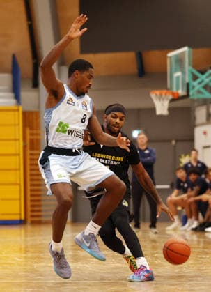 September 1, 2026, Germany, Ludwigsburg, Basketball: MHP Riesen Ludwigsburg vs. Frankfurt Slyliners; from left: William Christmas (Frankfurt), Justin Kier (LB)