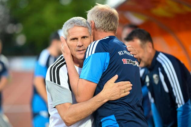 SOCCER - BL, WAC vs LASK WOLFSBERG,AUSTRIA,01.SEP.26 - SOCCER - ADMIRAL Bundesliga, Wolfsberger AC vs Linzer ASK. Image shows head coach Dietmar Kuehbauer (LASK) and head coach Thomas Silberberger (WAC).  GEPAxpictures xAvnixRetkoceri
