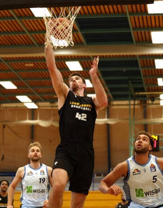 September 1, 2026, Germany, Ludwigsburg, Basketball: MHP Riesen Ludwigsburg vs. Frankfurt Slyliners; from left: Till Pape (Frankfurt), Thomas Rutherford (LB), Race Thompson (Frankfurt)