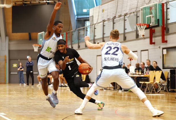 2026.09.01, Deutschland, Ludwigsburg, Basketball MHP Riesen Ludwigsburg vs. Frankfurt Slyliners, v.l. William Christmas (Frankfurt), Justin Kier (LB), Thomas Klepeisz (Frankfurt) *** September 1, 2026, Germany, Ludwigsburg, Basketball: MHP Riesen Ludwigsburg vs. Frankfurt Slyliners; from left: William Christmas (Frankfurt), Justin Kier (LB), Thomas Klepeisz (Frankfurt)