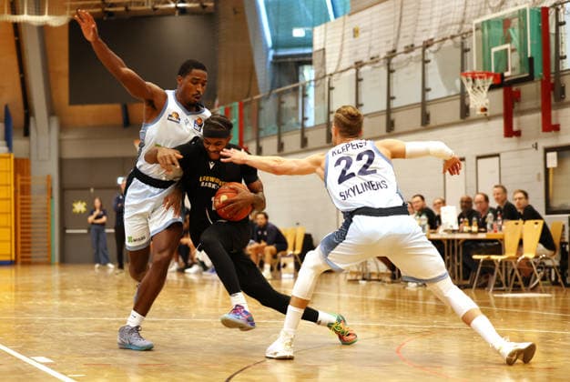 September 1, 2026, Germany, Ludwigsburg, Basketball: MHP Riesen Ludwigsburg vs. Frankfurt Slyliners; from left: William Christmas (Frankfurt), Justin Kier (LB), Thomas Klepeisz (Frankfurt)