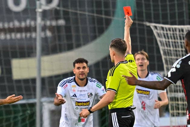 SOCCER - BL, WAC vs LASK WOLFSBERG,AUSTRIA,01.SEP.26 - SOCCER - ADMIRAL Bundesliga, Wolfsberger AC vs Linzer ASK. Image shows Melayro Bogarde (LASK) and referee Christian-Petru Ciochirca. Keywords: red card.  GEPAxpictures xAvnixRetkoceri