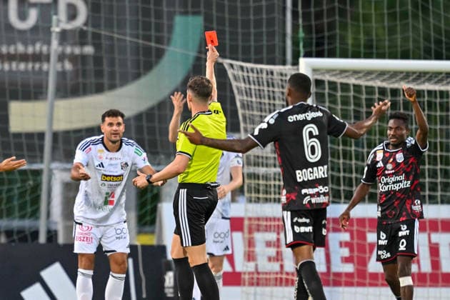 SOCCER - BL, WAC vs LASK WOLFSBERG,AUSTRIA,01.SEP.26 - SOCCER - ADMIRAL Bundesliga, Wolfsberger AC vs Linzer ASK. Image shows Melayro Bogarde (LASK) and referee Christian-Petru Ciochirca. Keywords: red card.  GEPAxpictures xAvnixRetkoceri